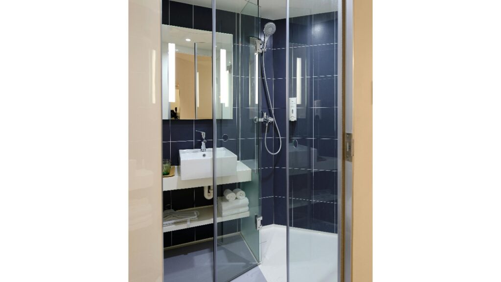 Illustration d'un livre blanc qui explique l'installation d'une douche, pour une entreprise cherchant des idées de contenus à publier.
